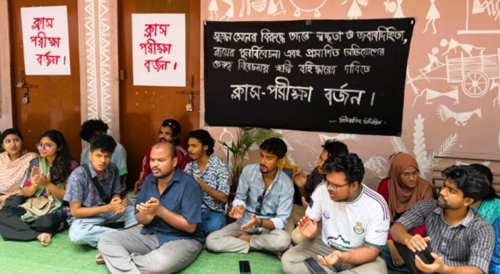 রাবি শিক্ষক সুজন সেনের স্থায়ী বহিষ্কারের দাবিতে বিভাগে তালা